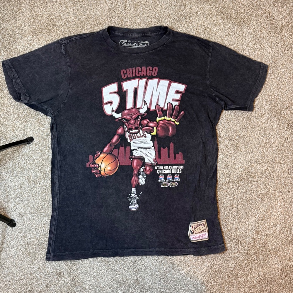 Mitchell & Ness T-Shirt Men S Black Chicago Bulls 5 Time NBA Champions Graphic